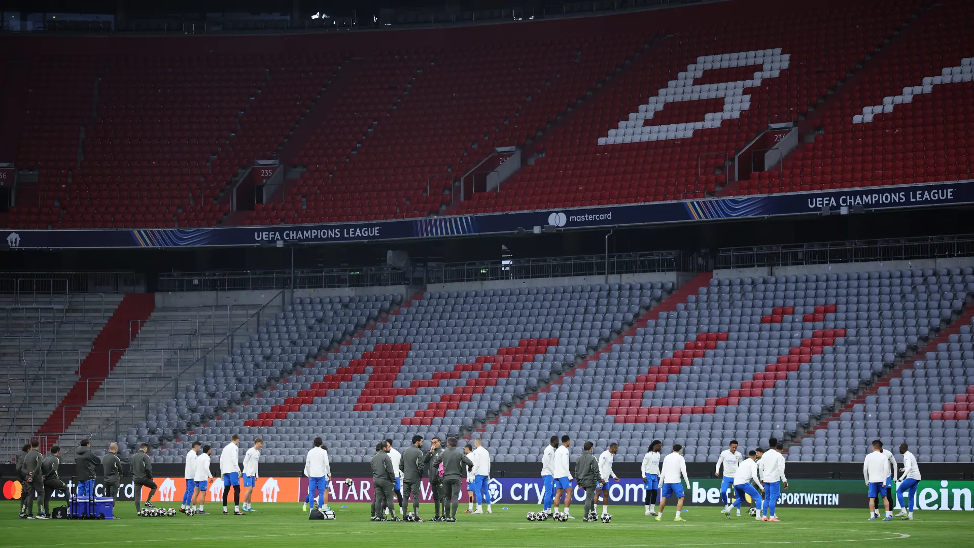Jogadores do Real Madrid treinando do estádio do Bayern de Munique