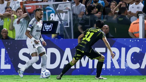 Lance de Neymar no jogo entre Santos e Deportivo Recoleta