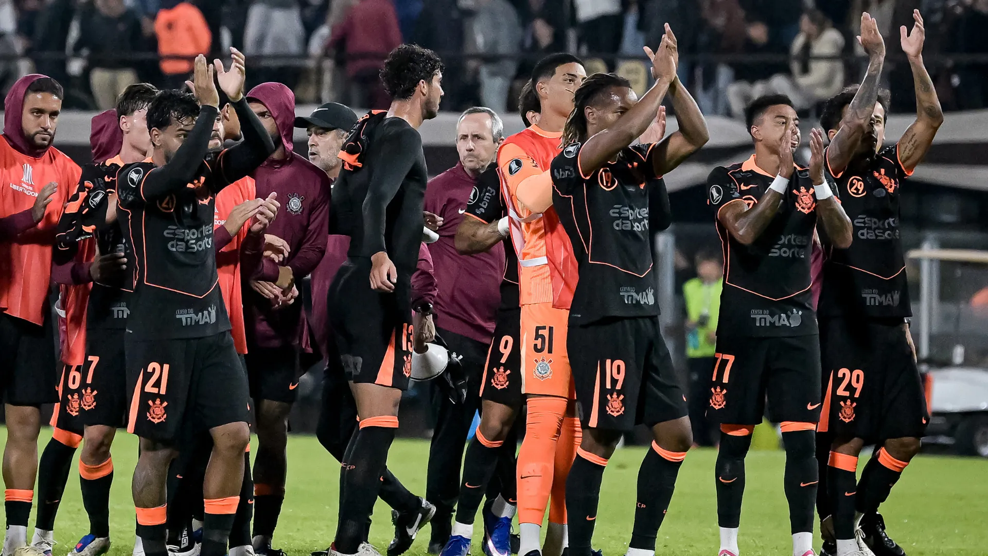 Jogadores do Corinthians comemorando vitória na Libertadores