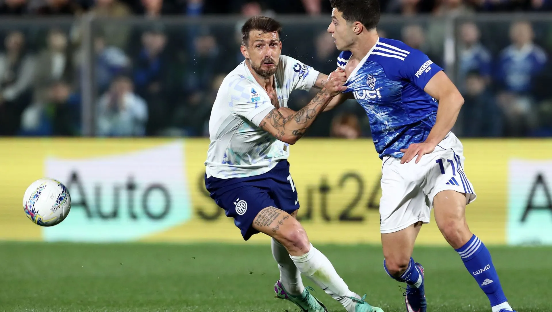 Anastasios Douvikas, do Como, puxado por Francesco Acerbi, da Inter de Milão, durante partida da Serie A. Foto: Marco Luzzani/Getty Images