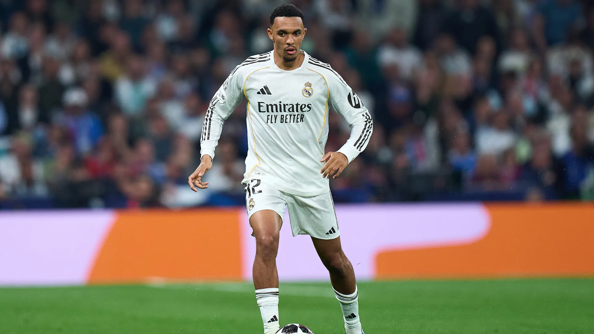 Trent Alexander-Arnold com a bola durante jogo do Real Madrid