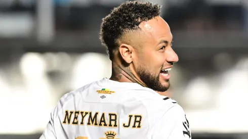 Neymar foi elogiado por jornal espanhol, que destacou sua atuação em Santos x Recoleta e que o craque está no caminho certo para ser convocado pela Seleção Brasileira para a Copa 2026. Foto: Jota Erre/AGIF