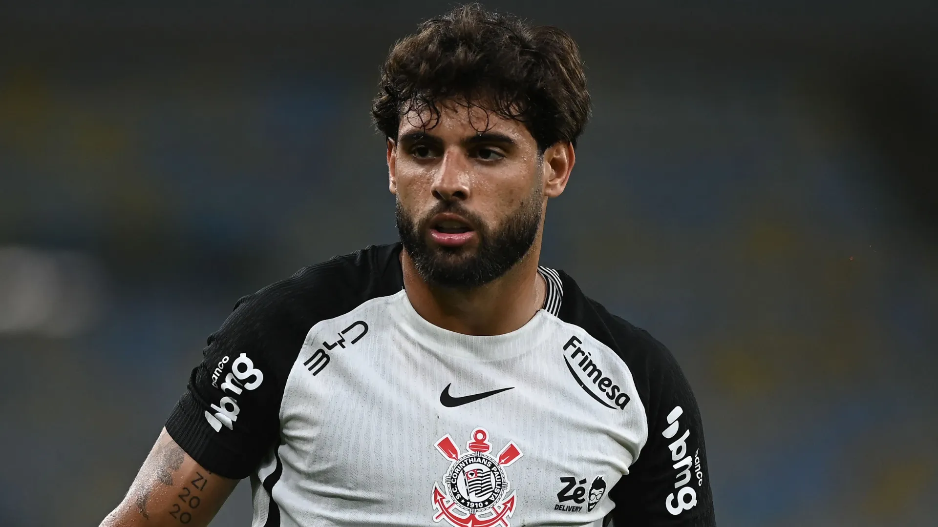 Yuri Alberto aparece concentrado durante uma partida pelo Corinthians