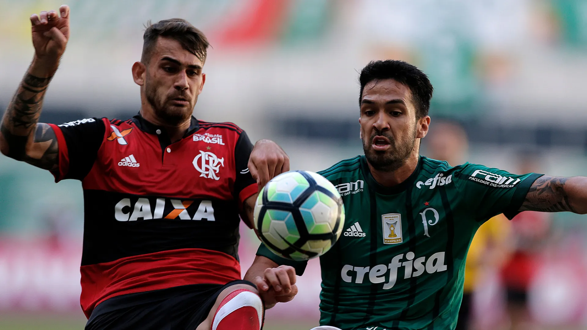 Felipe Vizeu durante jogo pelo Flamengo contra o Palmeiras