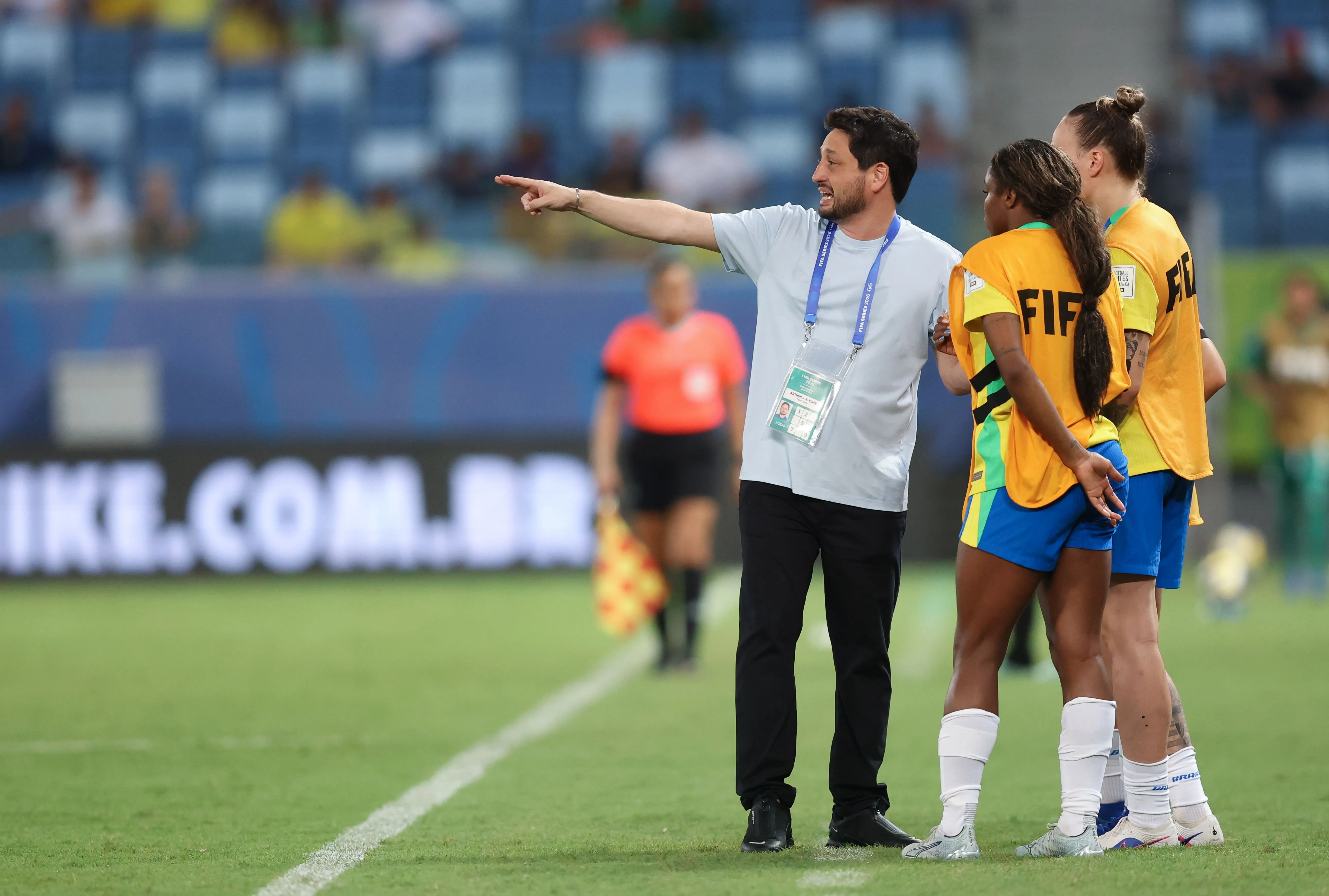 Arthur Elias durante o jogo da Seleção Feminina - Foto: Lívia Villas Boas/CBF