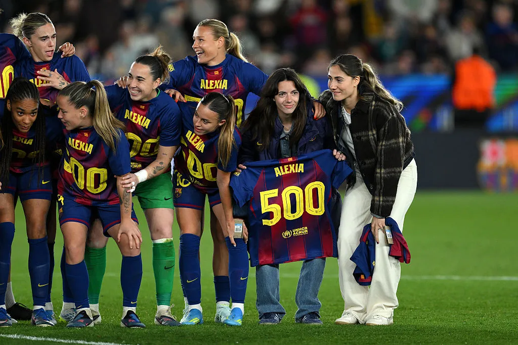 Aitana Bonmatí durante a comemoração dos 500 jogos de Alexia Putellas - Foto: David Ramos/Getty Images