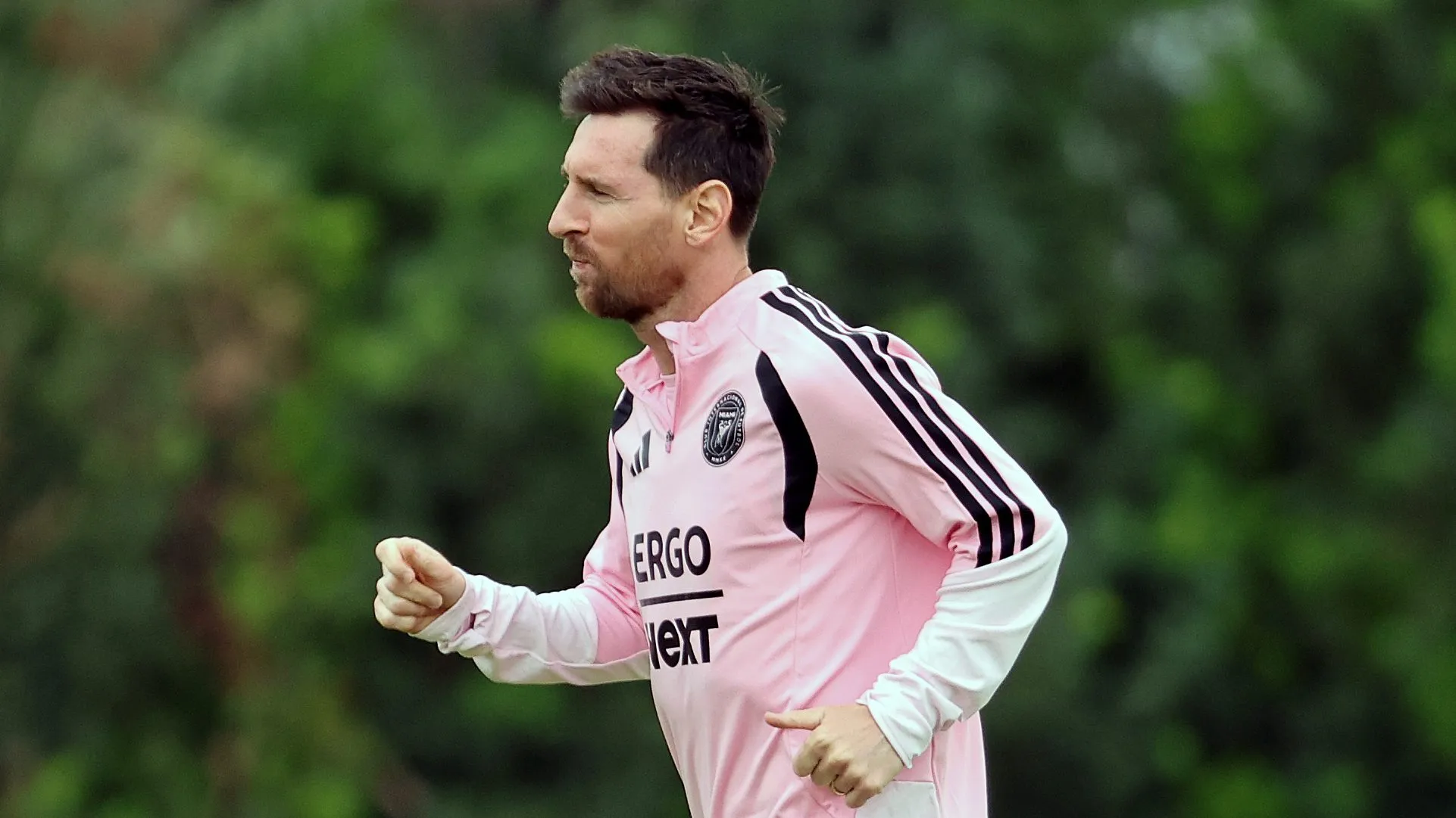 Lionel Messi, o camisa 10 do Inter Miami CF, corre durante sessão de treinamento no Florida Blue Training Center. (Foto de Leonardo Fernandez/Getty Images)