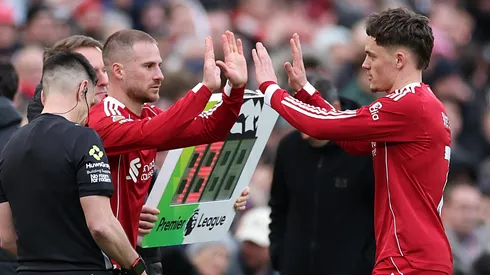 Wirtz e Mac Allister se cumprimentam em jogo. (Photo by Kate McShane/Getty Images)