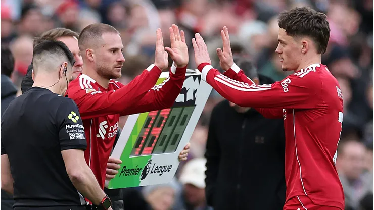 Wirtz e Mac Allister se cumprimentam em jogo. (Photo by Kate McShane/Getty Images)