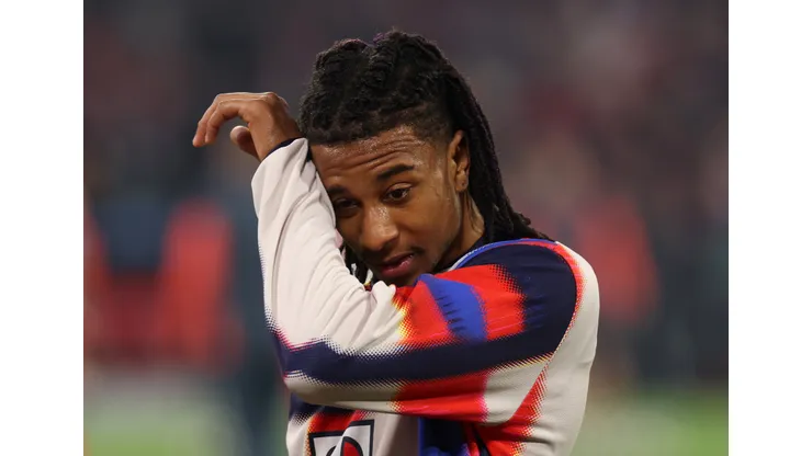 Michael Olise lidera a classificação do Bayern de Munique e ironiza o histórico do Real Madrid na Champions. (Foto por Adam Pretty/Getty Images)