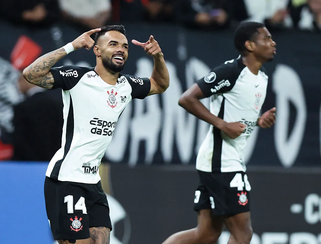 Raniele comemora gol em Corinthians x Santa Fe. Alexandre Schneider/Getty Images.