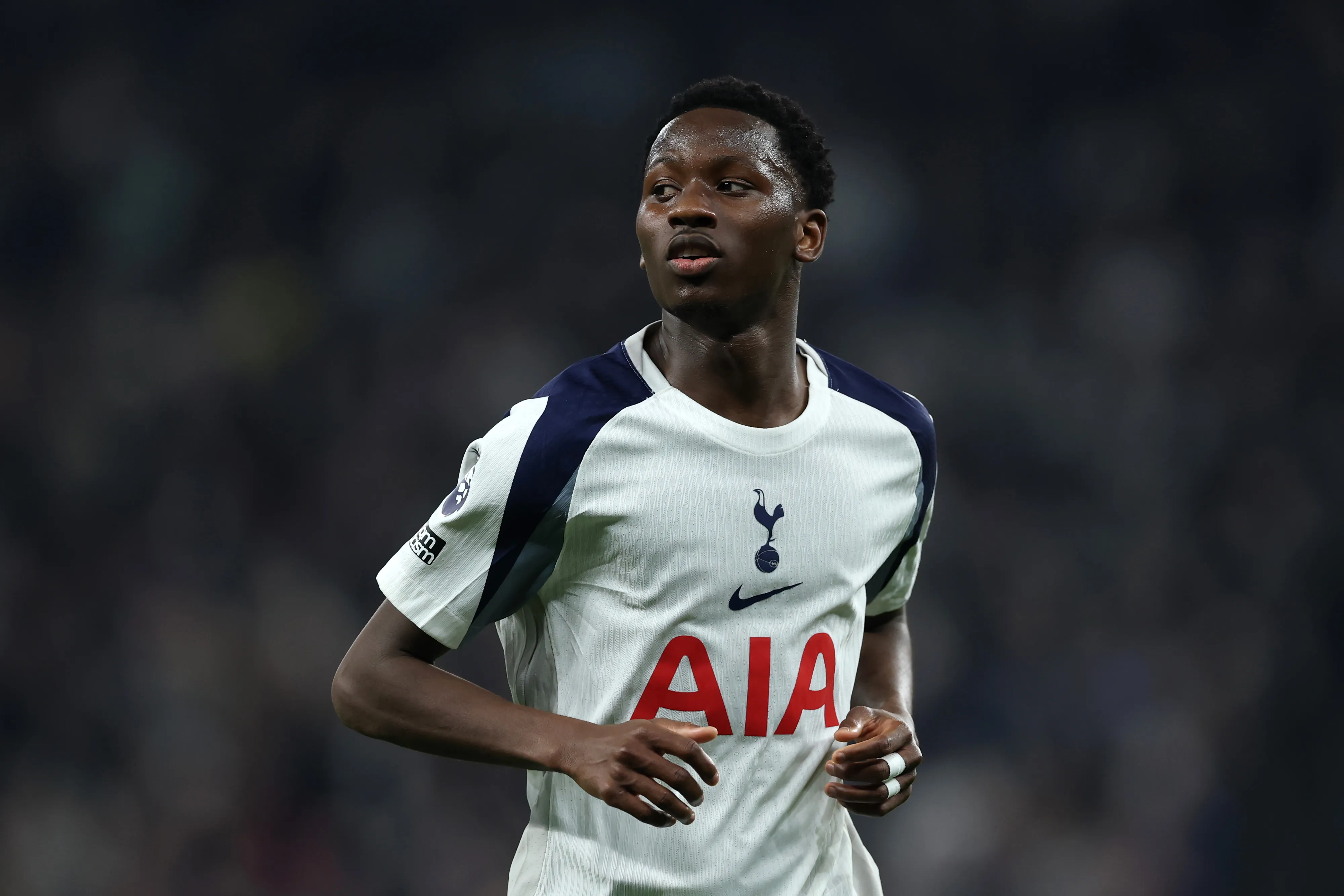 Sarr em campo pelo Tottenham. Foto: Justin Setterfield/Getty Images