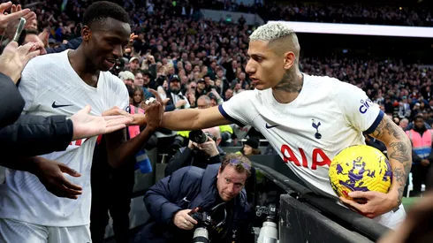 Sarr e Richarlison comemorando um gol do Tottenham. Foto: Richard Pelham/Getty Images