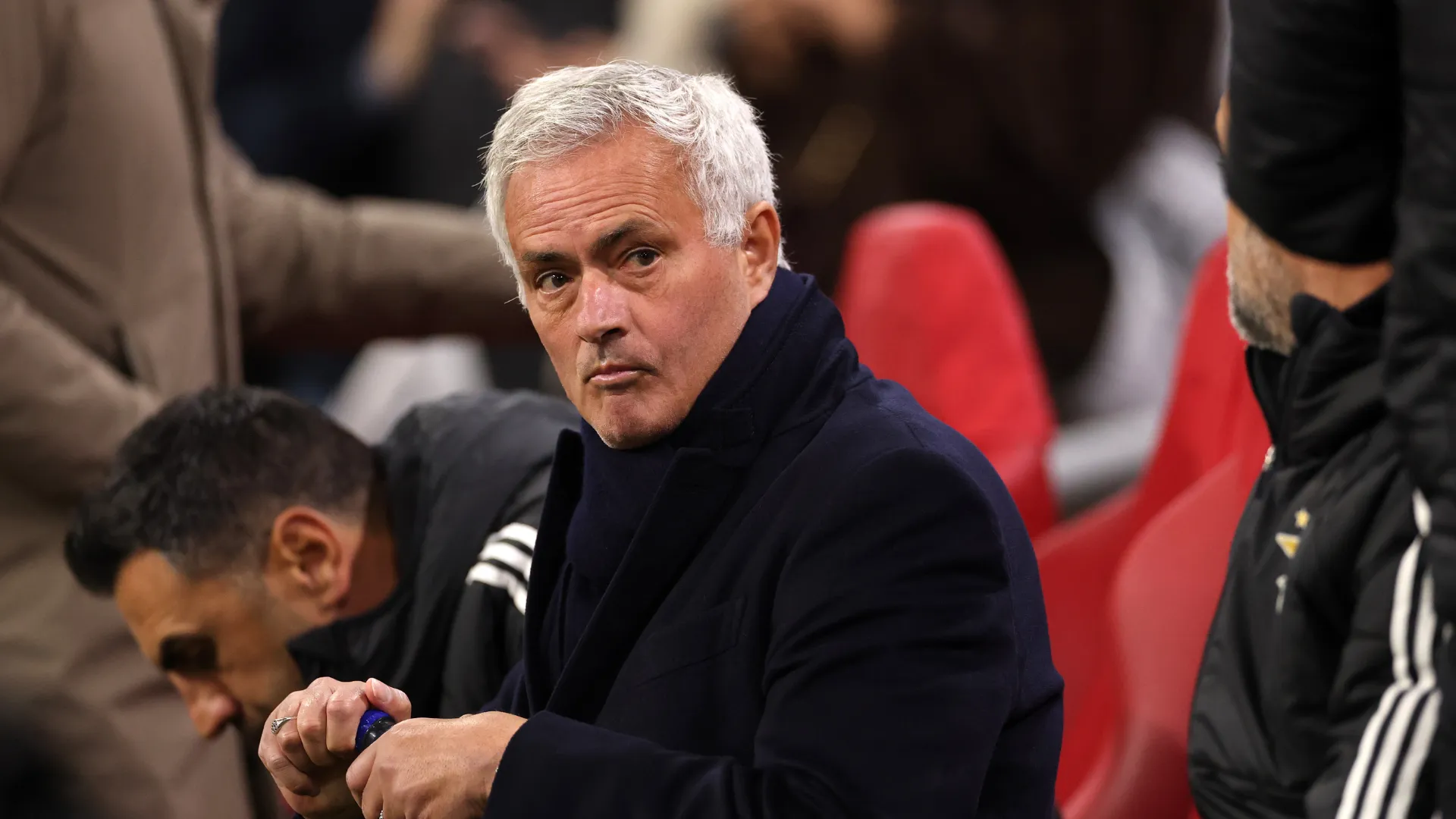 José Mourinho com uma garrafa na mão em jogo