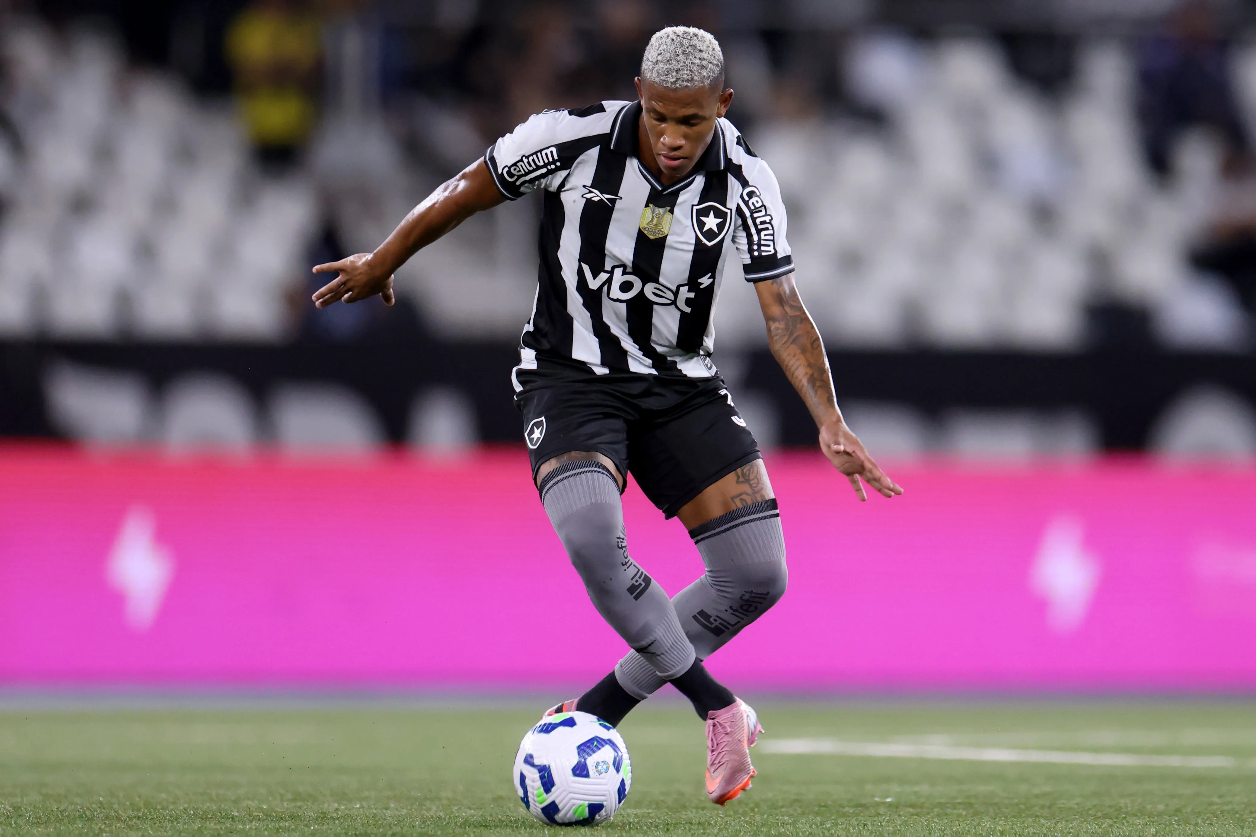 Danilo dominando a bola durante o jogo do Botafogo. Foto: Lucas Figueiredo/Getty Images