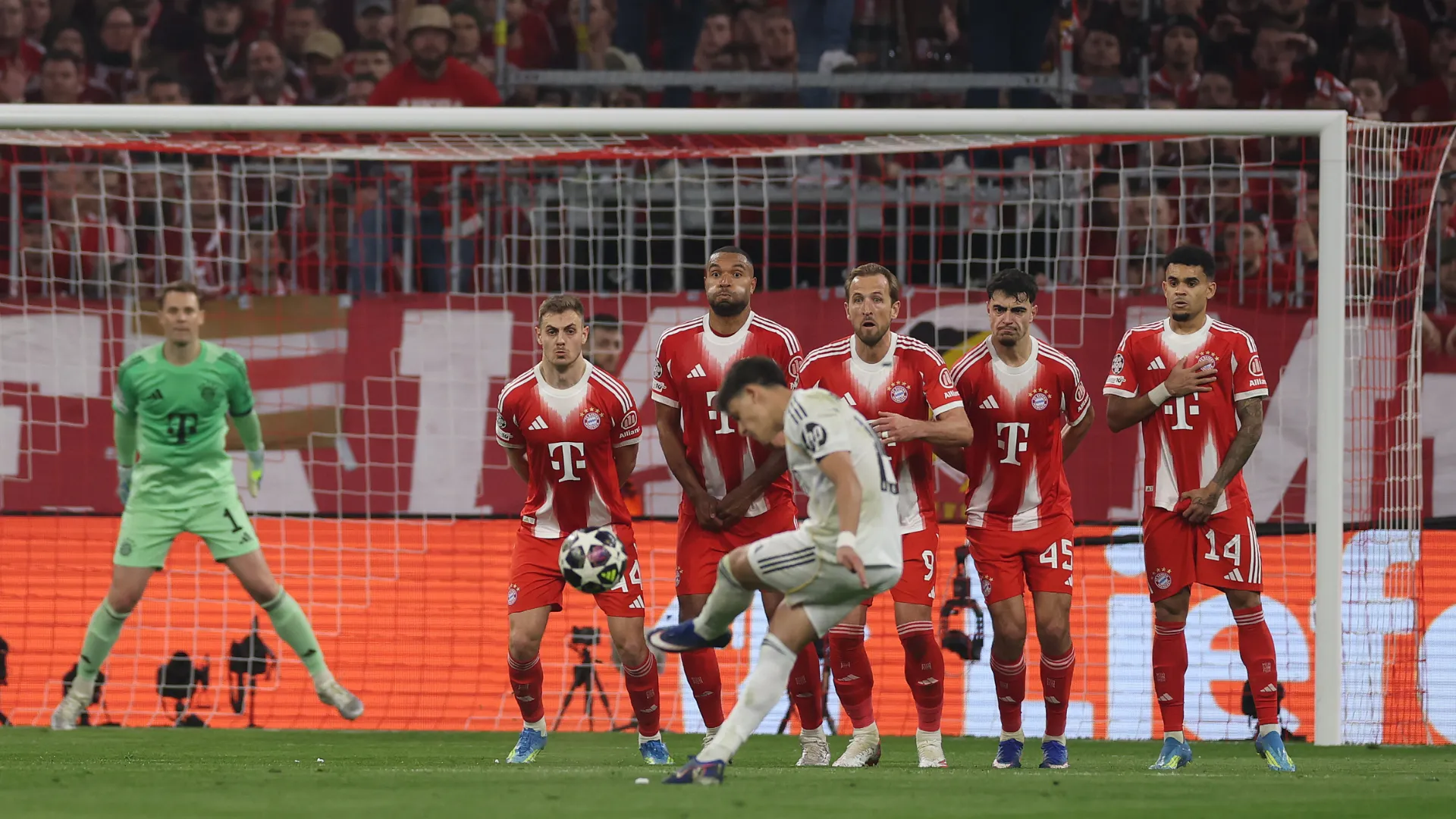 Arda Güler marca gol de falta em jogo do Real Madrid