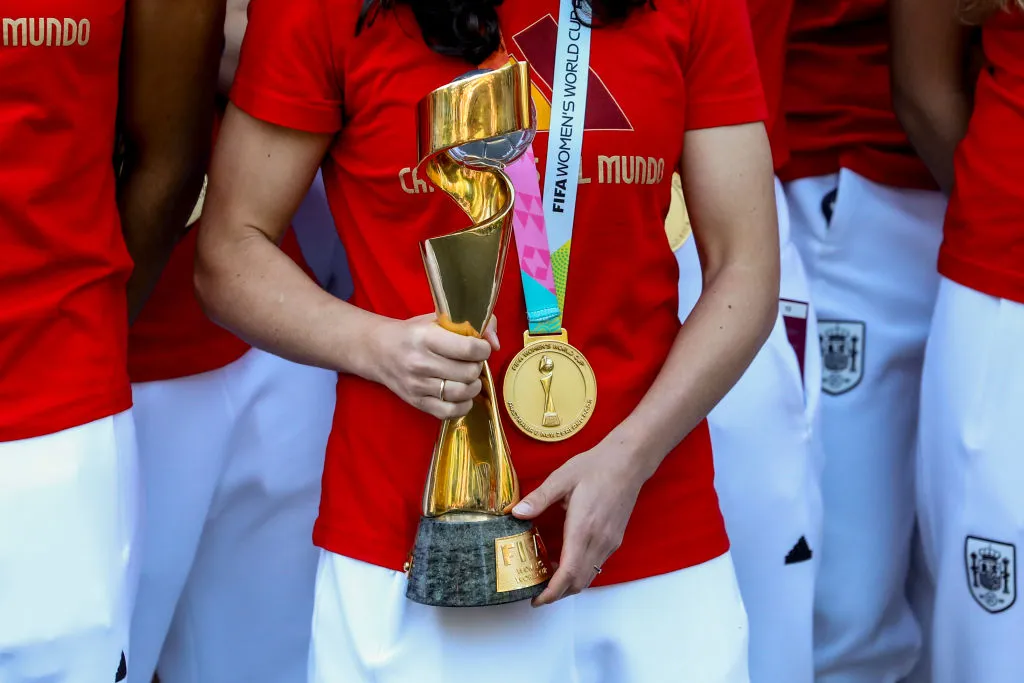 Taça da Copa do Mundo Feminina com as jogadoras da Espanha - Foto: Pablo Blazquez Dominguez/Getty Images