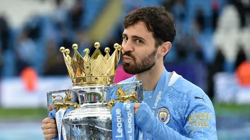 Bernardo Silva com o troféu da Premier. (Foto: Peter Powell - Pool/Getty Images)