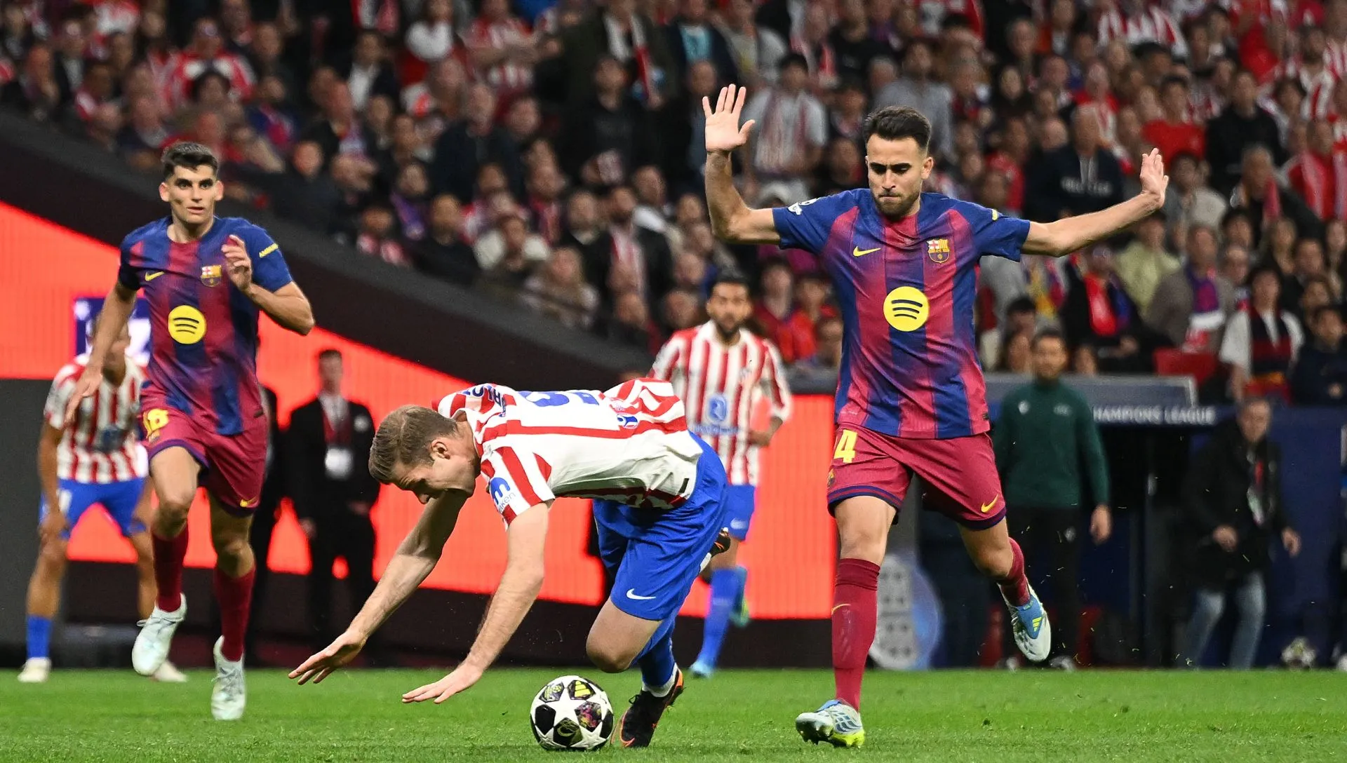 Eric Garcia e Alexander Sorloth durante partida da Champions League. Foto: Denis Doyle/Getty Images