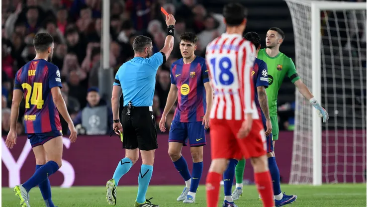 Expulsões evidenciam riscos do modelo defensivo do Barcelona. Foto: David Ramos/Getty Images