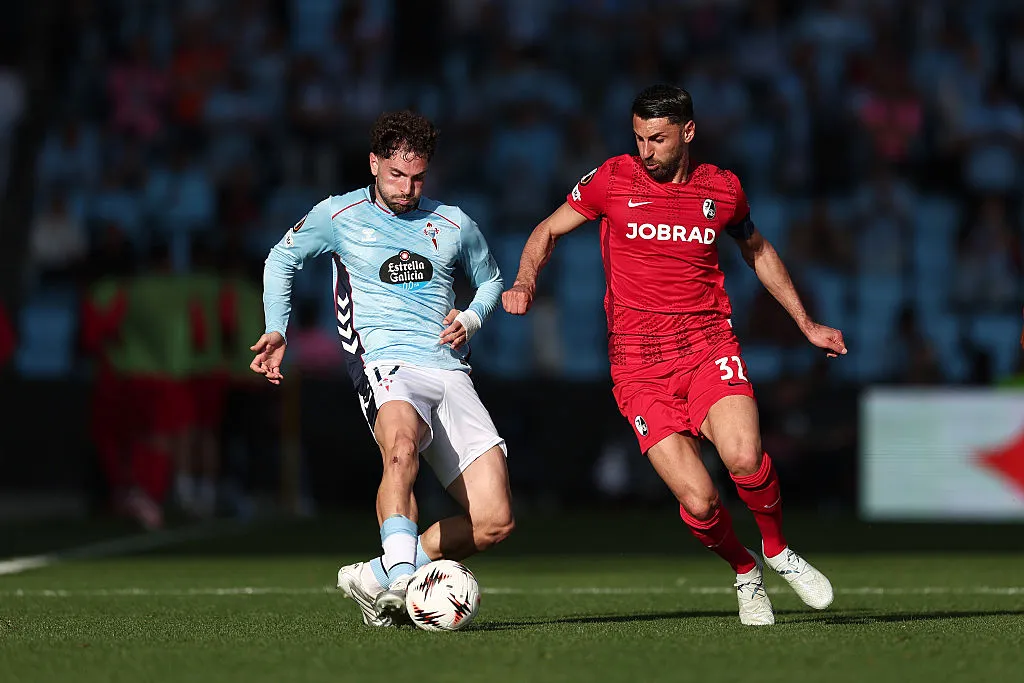 Javi Rueda e Vincenzo Grifo em jogo de Celta x Freiburg. (Photo by Diogo Cardoso/Getty Images)