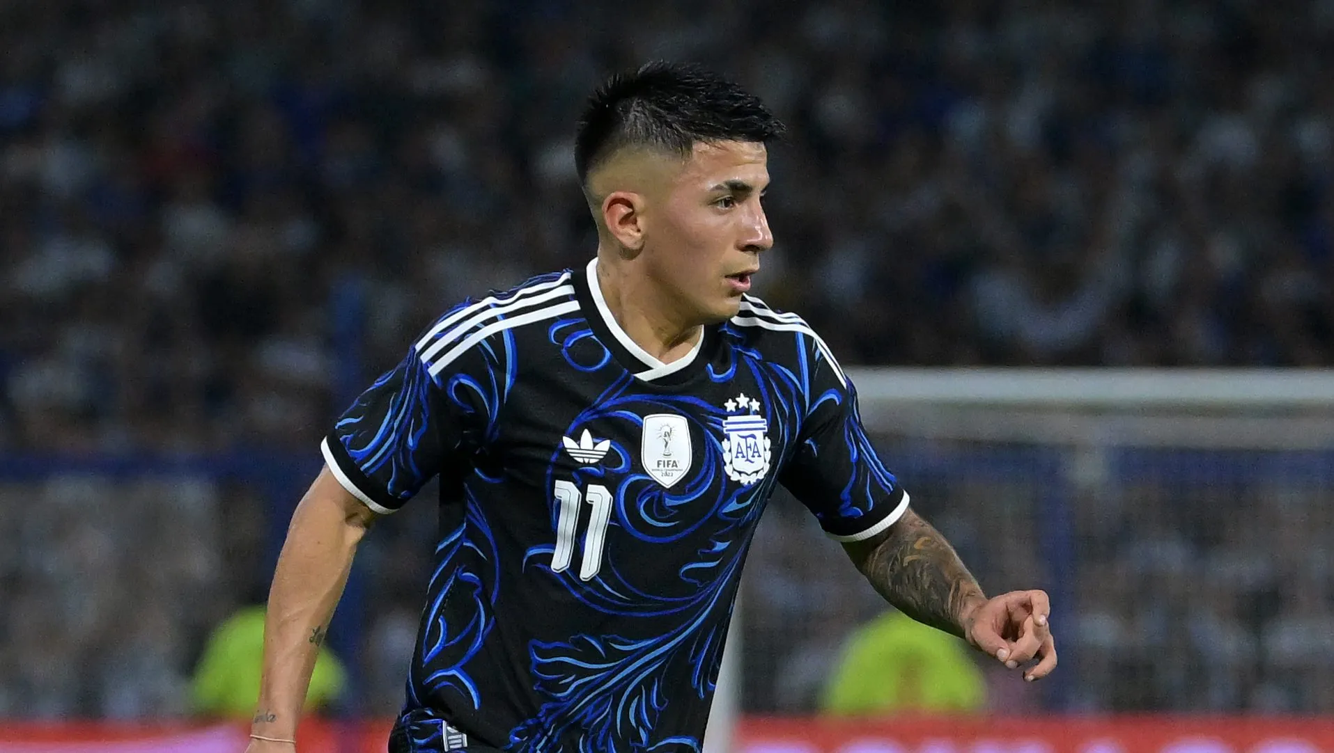 Thiago Almada, da Argentina, domina a bola durante a partida amistosa internacional entre Argentina e Mauritânia no Estádio Alberto J. Armando, em 27 de março de 2026, em Buenos Aires, Argentina. (Foto de Marcelo Endelli/Getty Images)