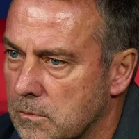 Barcelona e Flick chegam a acordo por renovação, mas críticas pesam