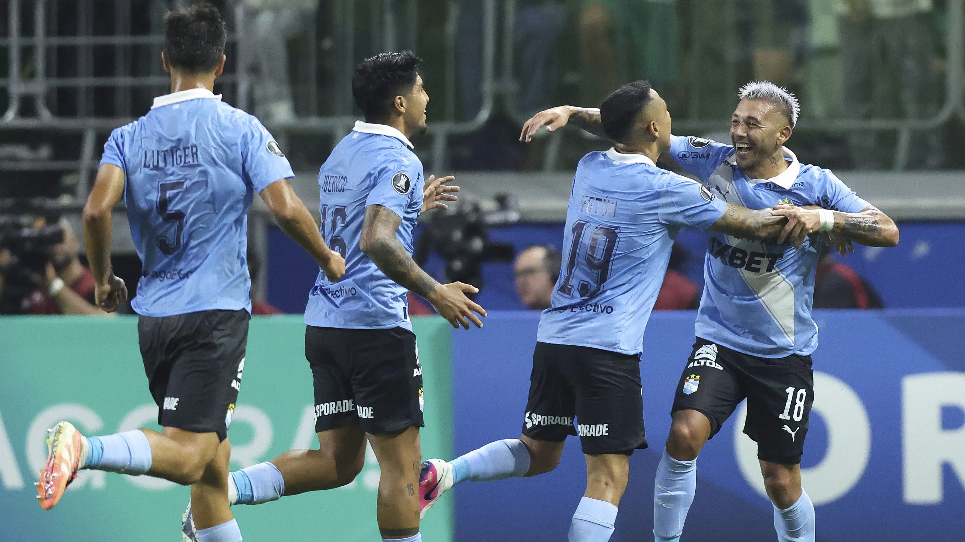 Juan González comemorando gol do Sporting Cristal. Foto: Alexandre Schneider/Getty Images