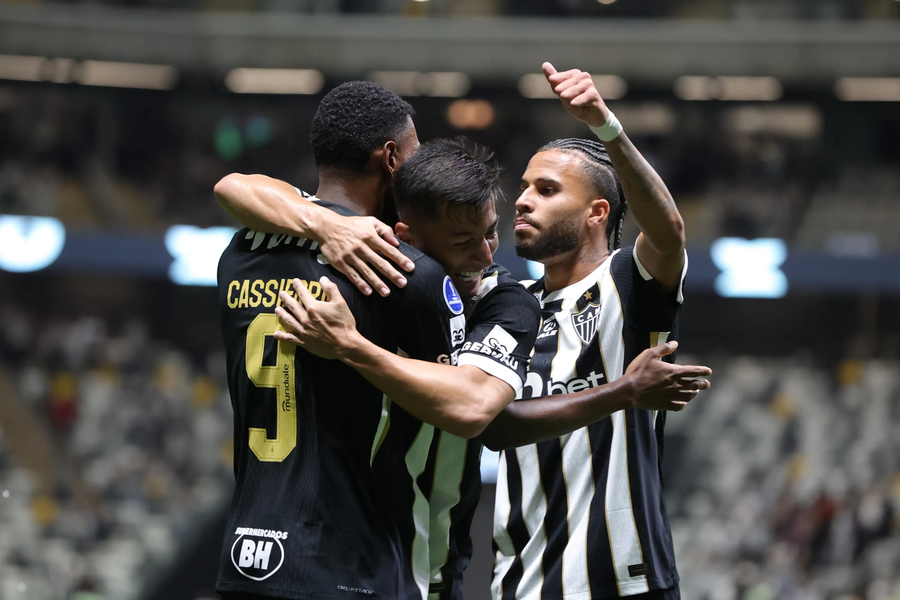 Cassierra jogador do Atletico comemora seu gol durante partida contra o Juventud no estádio Arena MRV pelo campeonato Copa Sul-Americana 2026. Foto: Gilson Lobo/AGIF