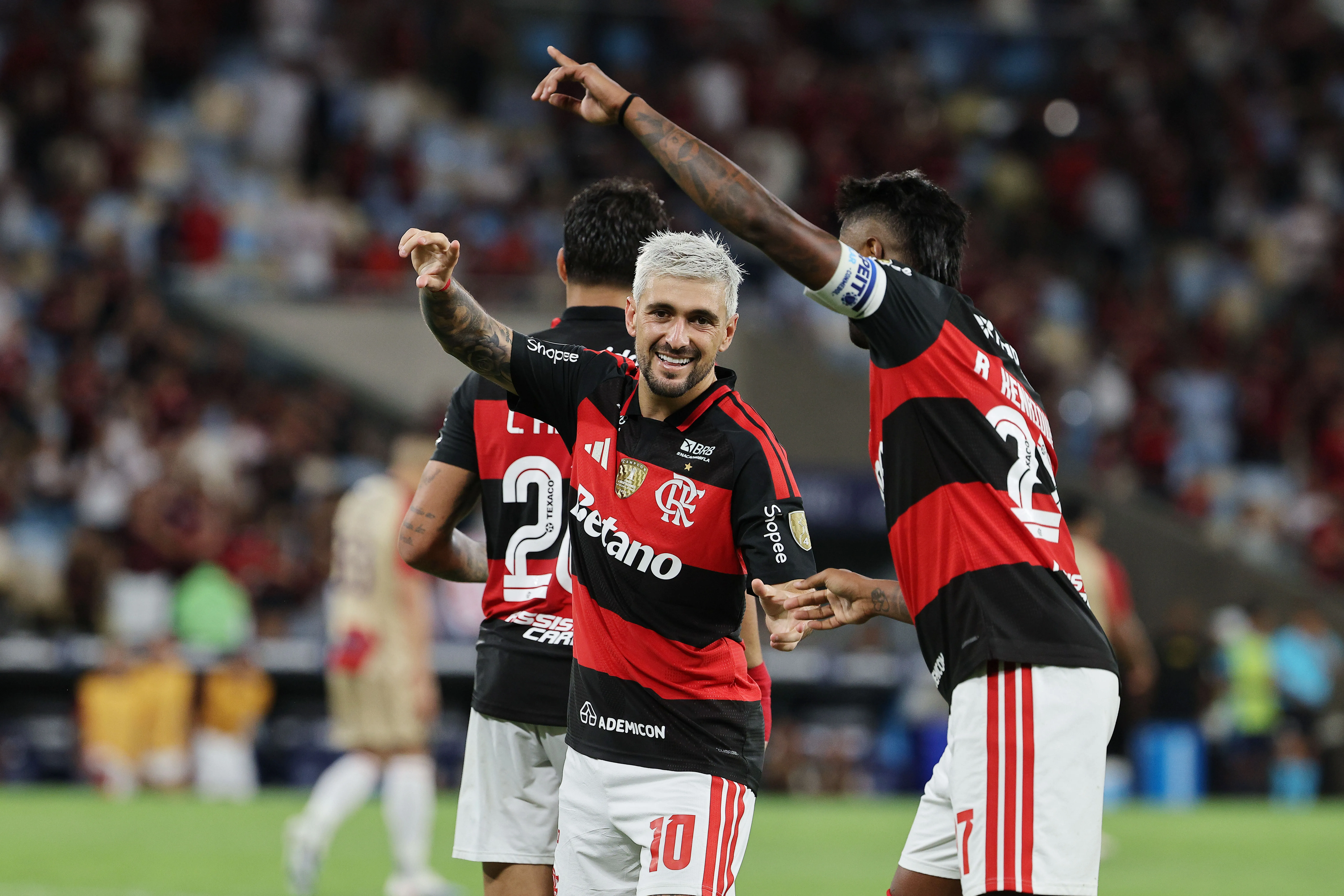 Arrasca e BH comemoram gol pelo Mengão. (Photo by Wagner Meier/Getty Images)