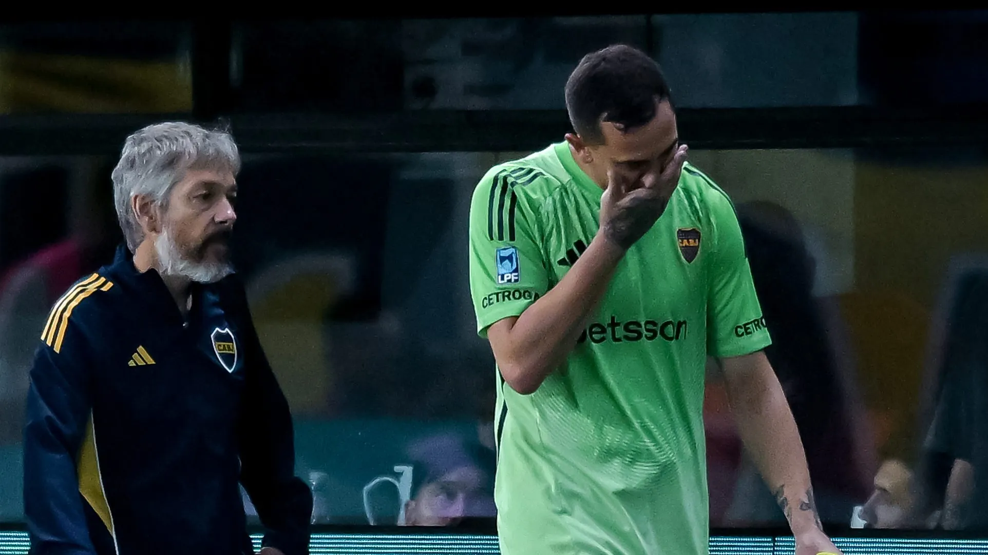 Agustín Marchesín, do Boca Juniors, deixa o gramado após sofrer uma lesão durante partida do Torneio Apertura Mercado Libre 2026 entre Boca Juniors e Instituto de Córdoba, no Estádio Alberto J. Armando, em 22 de março de 2026, em Buenos Aires, Argentina. (Foto de Marcelo Endelli/Getty Images)