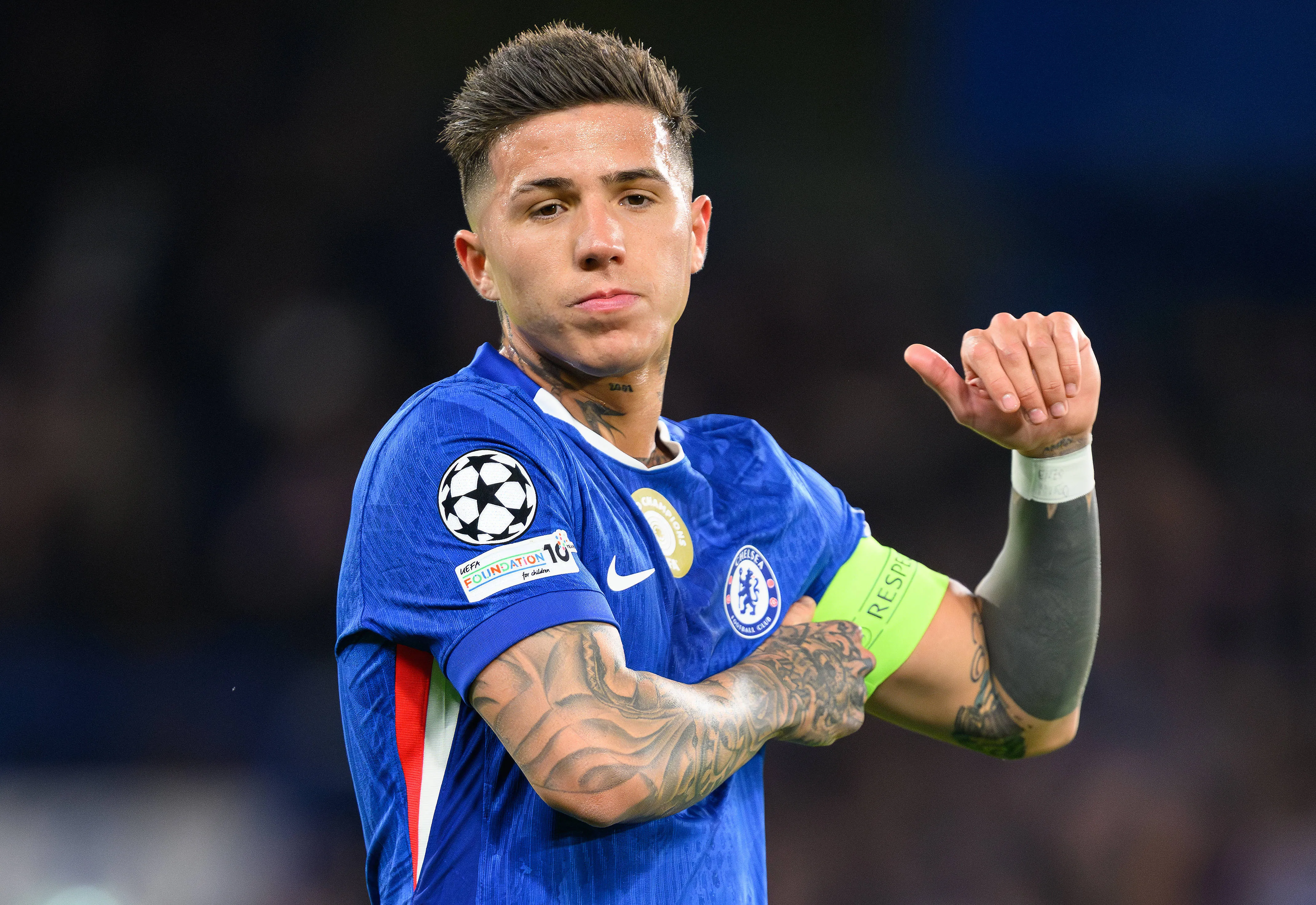 Enzo Fernández, alvo do Real Madrid, em campo, de camisa azul do Chelsea