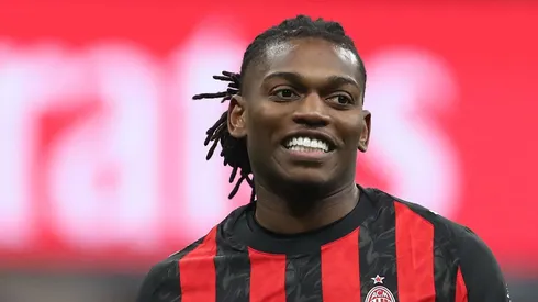 Rafael Leão se oferece ao Barcelona. Foto: Marco Luzzani/Getty Images