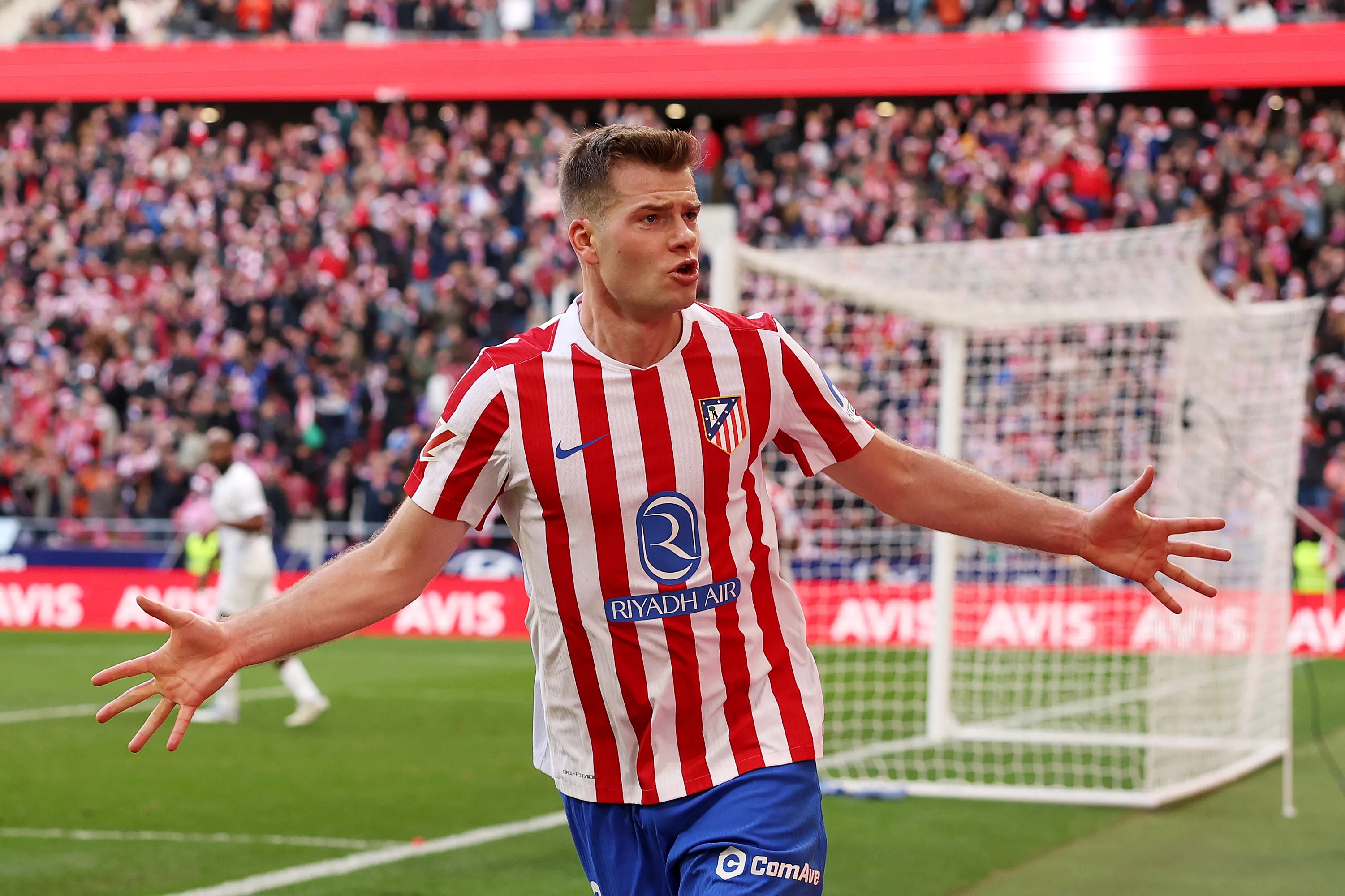 Sorloth em campo com o Atlético de Madrid (Foto: Florencia Tan Jun/Getty Images)