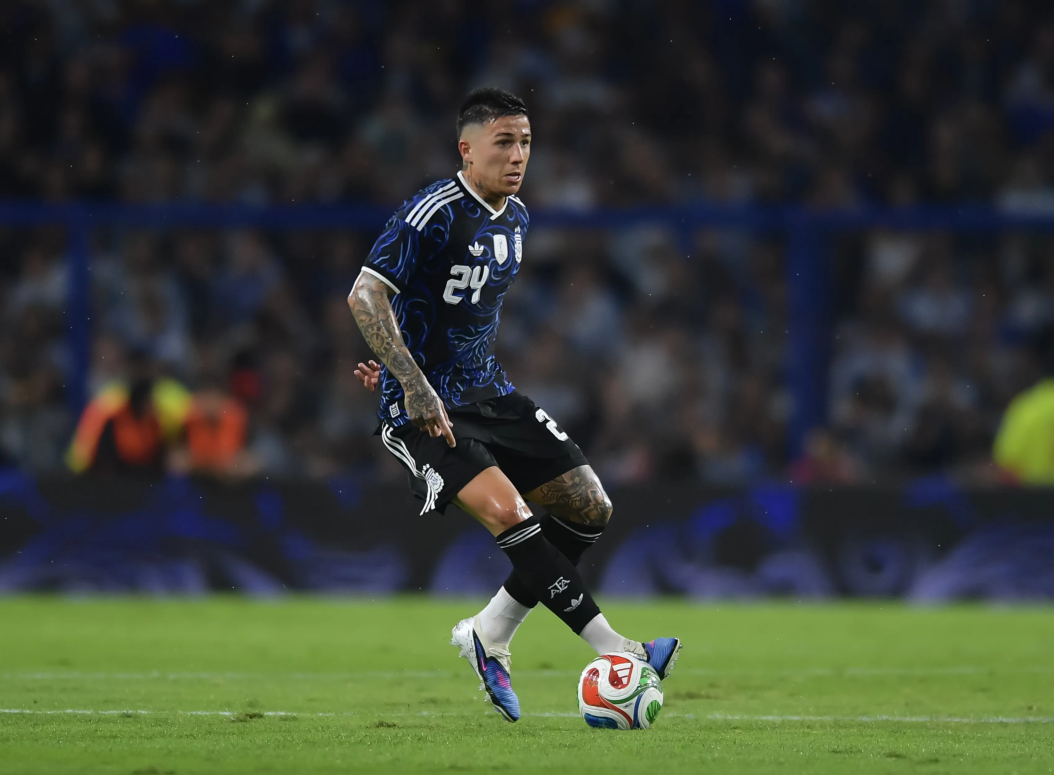 Enzo Fernández em campo com a seleção da Argentina (Foto: Marcelo Endelli/Getty Images)