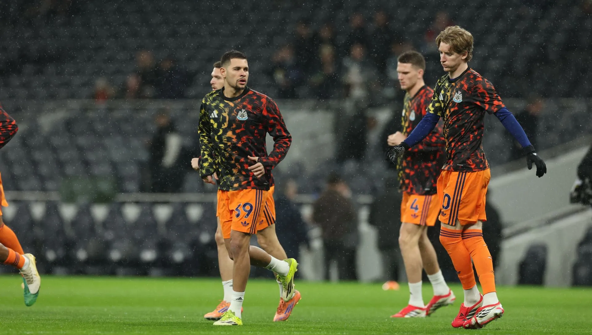 Bruno Guimaraes se aquece antes da partida da Premier League. Foto: Richard Pelham/Getty Images