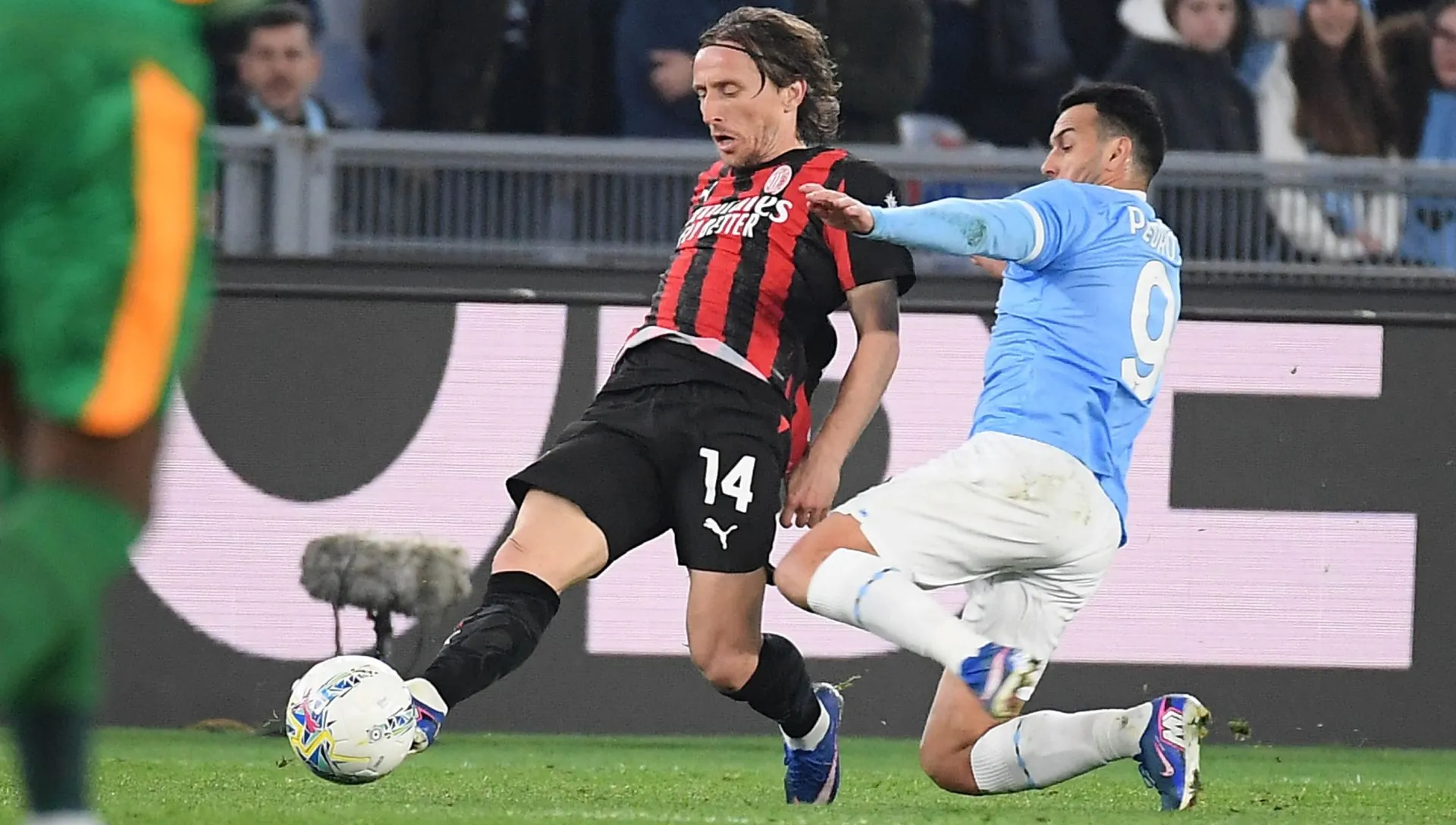 Pedro Rodriguez, da Lazio, compete pela bola com Luka Modric, do Milan, durante partida da Série A. Foto: Marco Rosi – SS Lazio/Getty Images