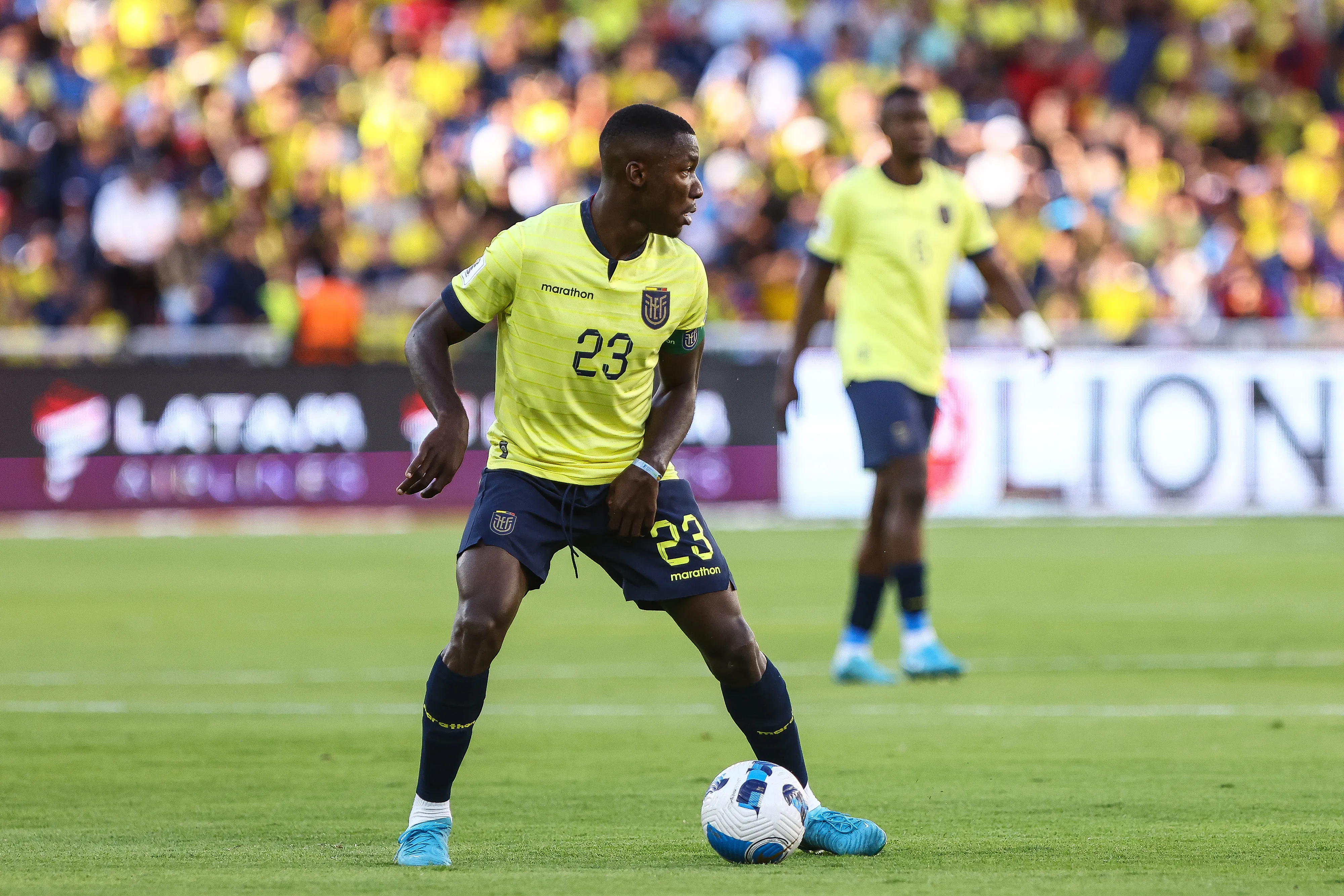 Moisés Caicedo em campo pelo Equador (Foto: Franklin Jacome/Getty Images)