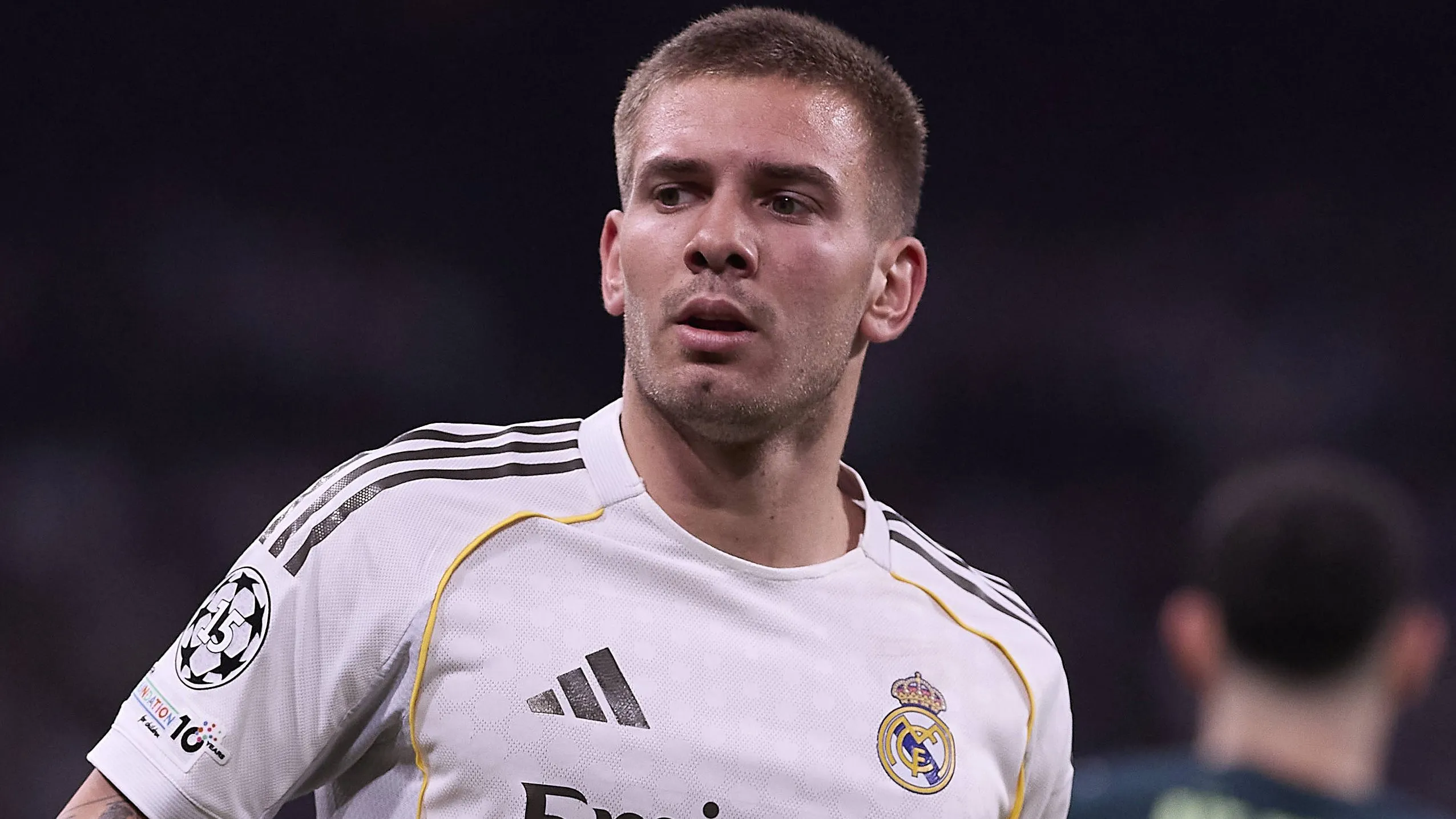 Franco Mastantuono, em campo, de camisa branca do Real Madrid