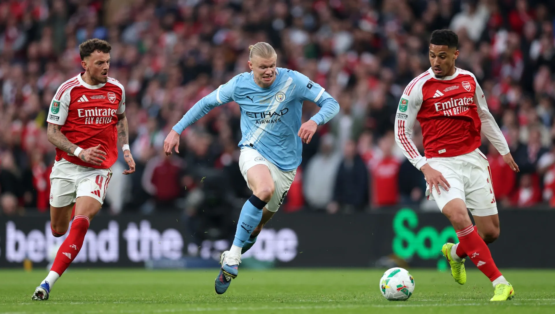 Erling Haaland, do Manchester City, sob pressão de Ben White e William Saliba, do Arsenal, durante partida da Carabao Cup. Foto: Julian Finney/Getty Images