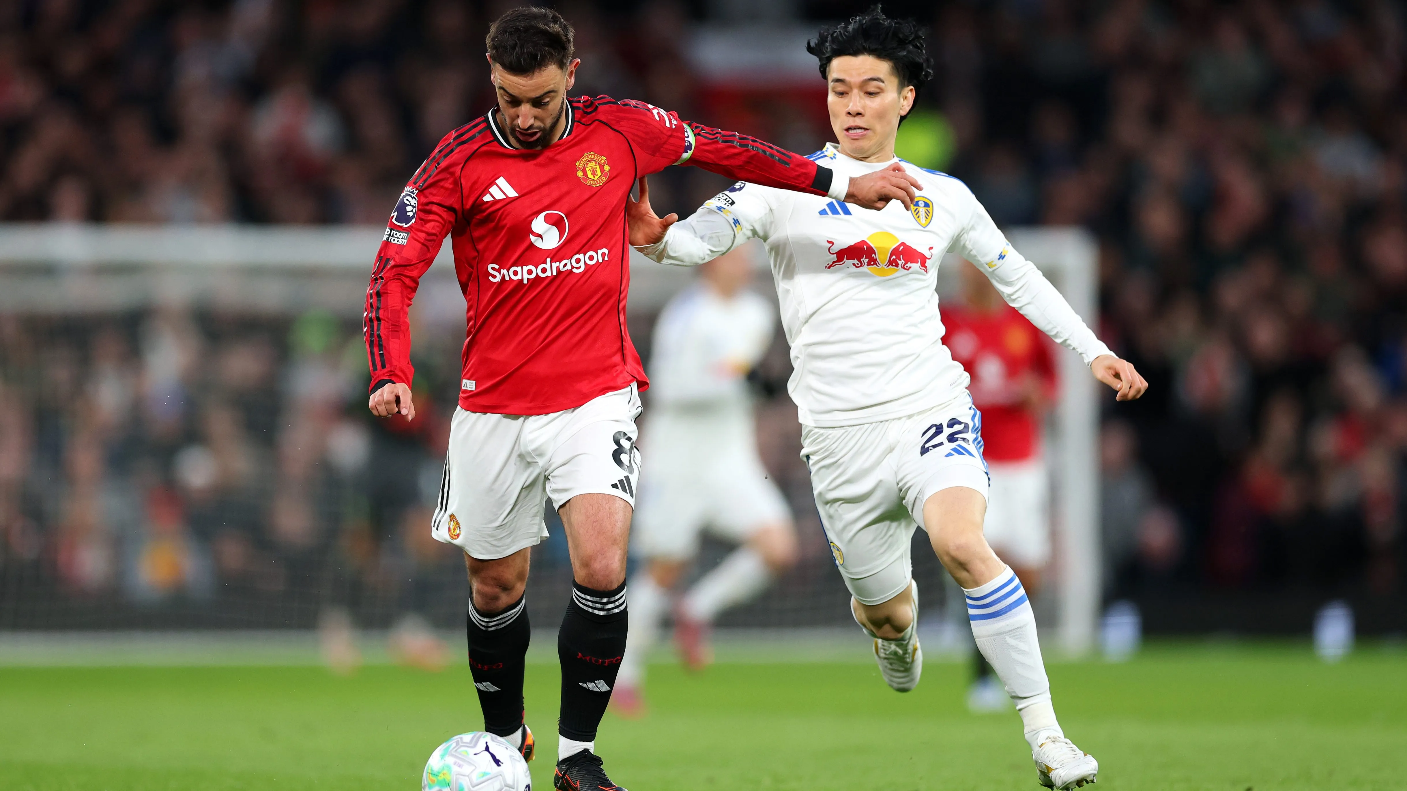Ao Tanaka enfrentando o Manchester United. Foto: Michael Regan/Getty Images