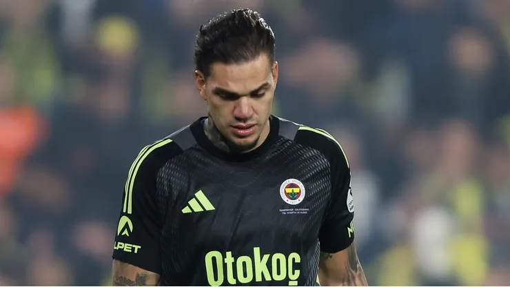 Vídeo: Ederson comete falha bizarra e Fenerbahçe perde a chance de assumir a liderança do Campeonato Turco. (Foto: Ahmad Mora/Getty Images)