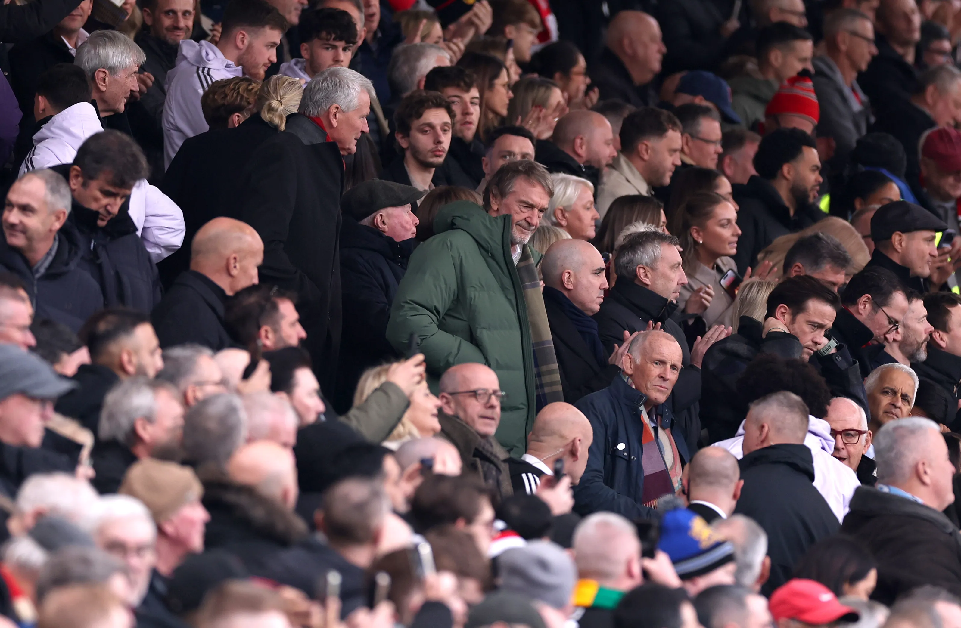 Jim Ratcliffe, CEO do Grupo INEOS e acionista minoritário do Manchester United, observa antes da partida da Premier League entre Manchester United e Manchester City no Old Trafford, em 17 de janeiro de 2026, em Manchester, Inglaterra. (Foto de Carl RecineGetty Images)