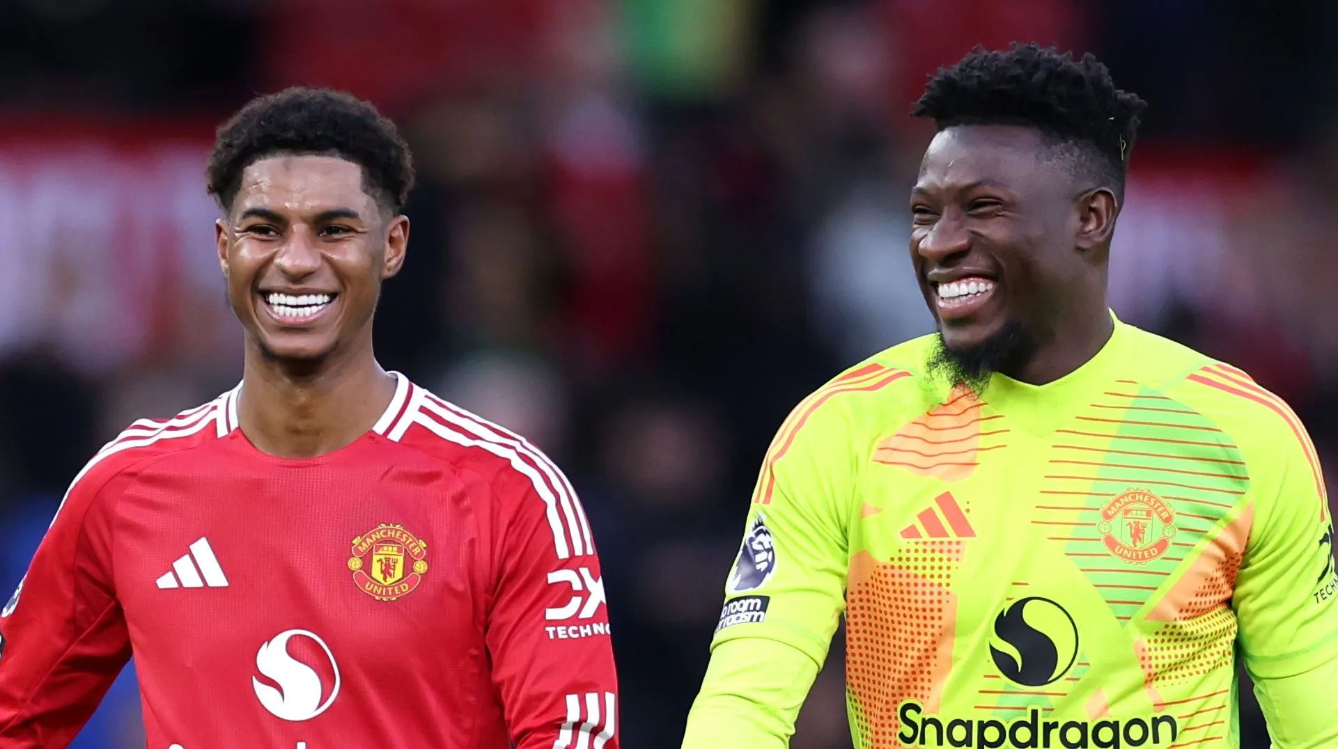 Marcus Rashford e André Onana, do Manchester United, reagem após a vitória da equipe na partida da Premier League entre Manchester United FC e Everton FC em Old Trafford, em 1º de dezembro de 2024, em Manchester, Inglaterra. (Foto de Alex Livesey/Getty Images)