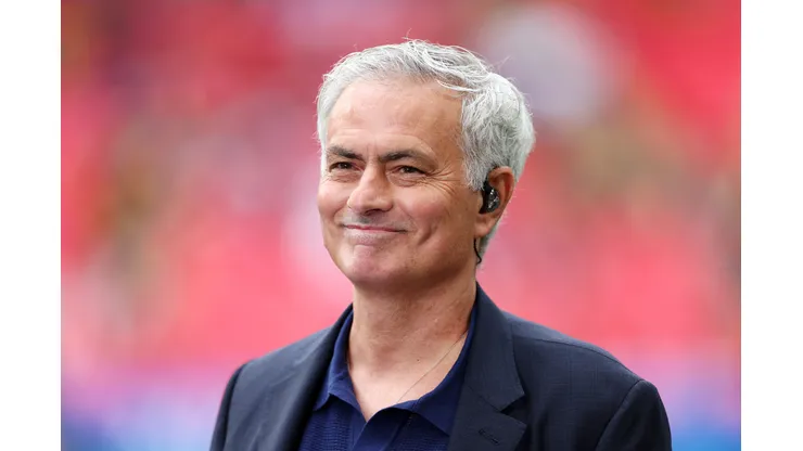 José Mourinho aparece como principal nome para comandar o Real Madrid e potencializar o trio formado por Vinicius Jr., Mbappé e Bellingham. (Foto de Alex Pantling/Getty Images)