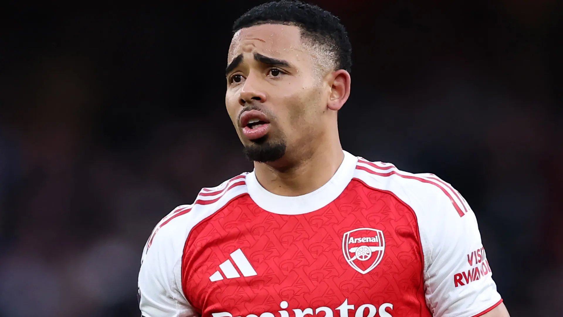 Gabriel Jesus aparece fazendo um gesto com as mãos durante uma partida do Arsenal