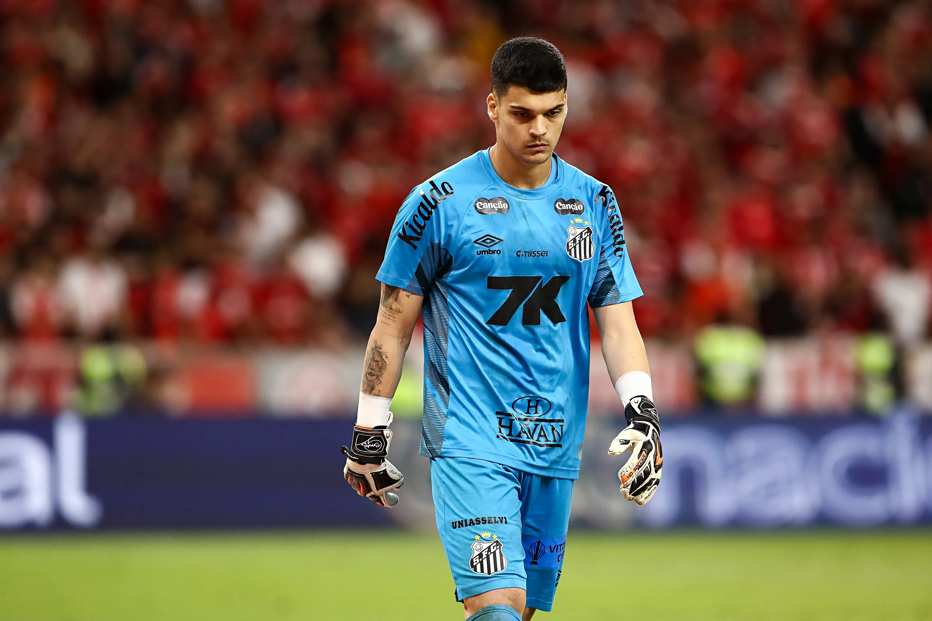 Gabriel Brazão em campo pelo Santos (Foto: Pedro H. Tesch/Getty Images)
