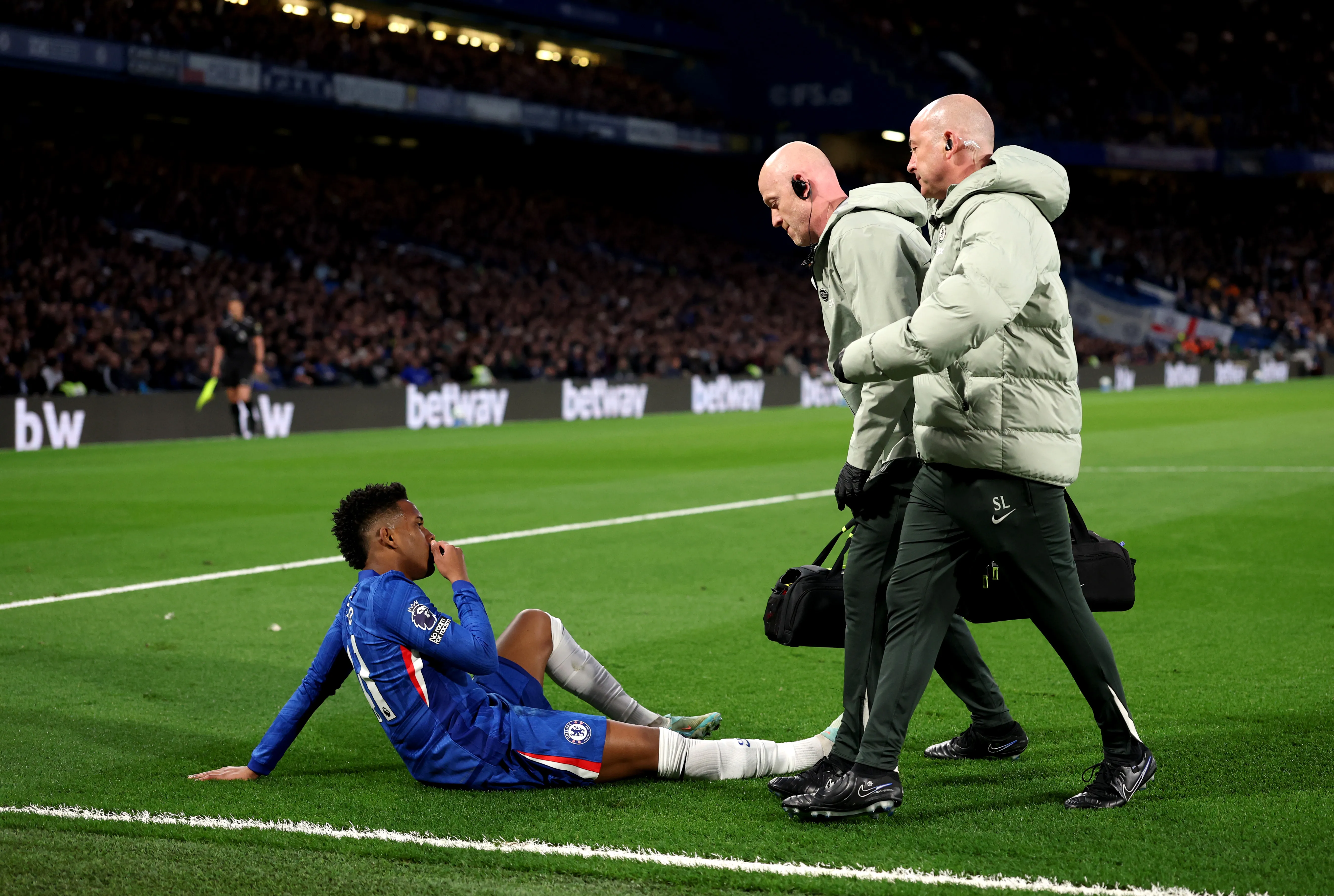 Estêvão sendo atendido pelo departamento médico do Chelsea. (Foto: Julian Finney/Getty Images)