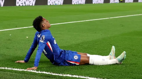 Estêvão sofre lesão no joelho durante Chelsea x Manchester United e preocupa para a Copa do Mundo. (Foto: Julian Finney/Getty Images)