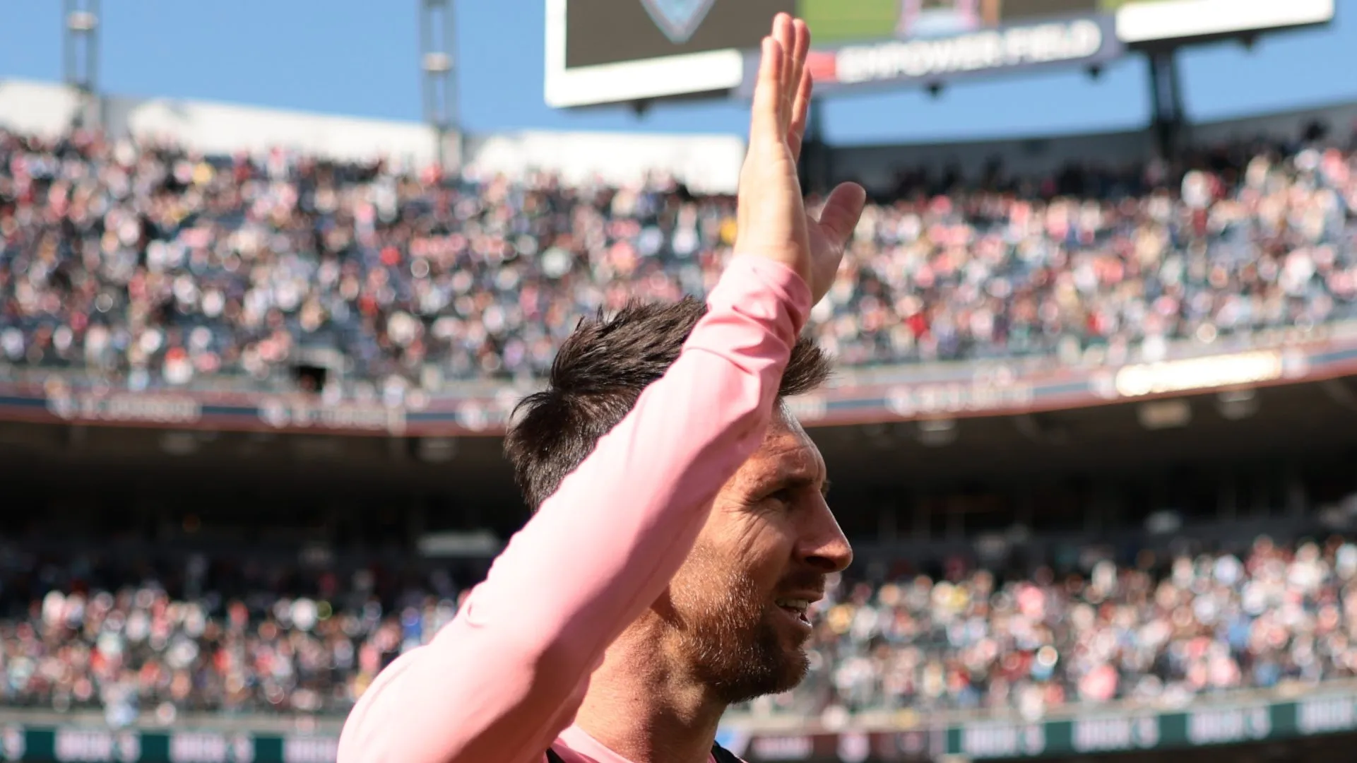 Lionel Messi, o camisa 10 do Inter Miami CF, acena para os torcedores após a partida da MLS entre Colorado Rapids e Inter Miami CF no Empower Field At Mile High em 18 de abril de 2026, em Denver, Colorado. (Foto: Andrew Wevers/Getty Images)